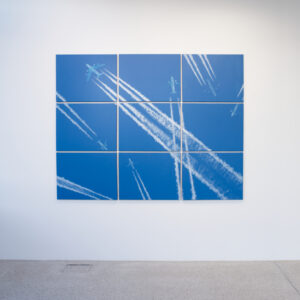 Wem gehört der Himmel, 9 Bilder á 65x50cm (ca. 200x155cm), 2022, in der Galerie der Stadt Innsbruck